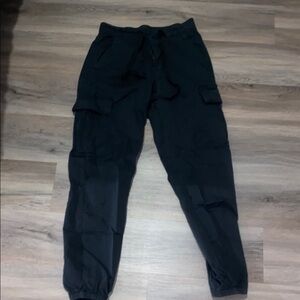 American Eagle Outfitters Black Cargo Pants with Relaxed Fit and Elastic Cuffs